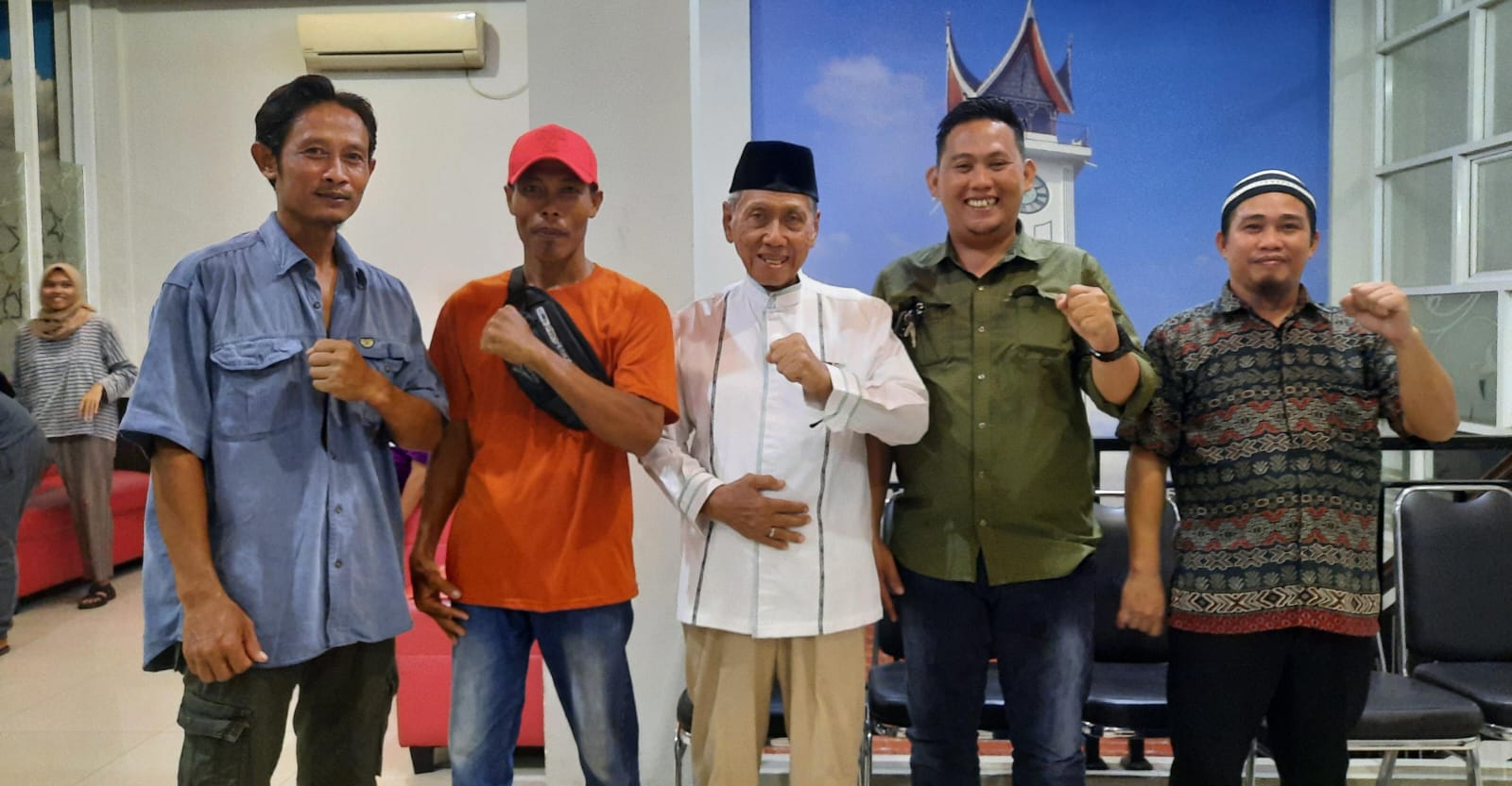 Pak Berfose dengan beberapa relawan 